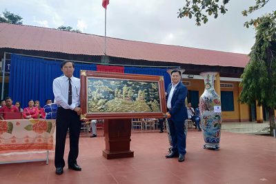 Tổng giám đốc tập đoàn Như Ý Việt Nam lần thứ 2 về trường THCS Nguyễn Huệ làm thiện nguyện.