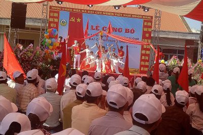 Tiết mục múa của giao viên trường THCS Nguễn Huệ chào mừng xã EaM’nang đạt chuẩn nông thôn mơi