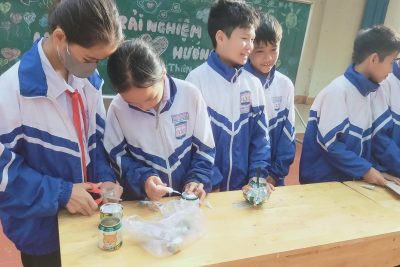 Một số hình ảnh về HĐTN sân trường của các em khối 6 với chủ điểm ” Làm sản phẩm từ vật liệu tái chế”.