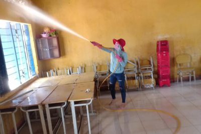 Trường THCS Nguyễn Huệ ra quân lau chùi bàn ghế, phòng học diệt khuẩn phòng chống dịch Corona