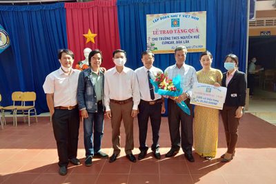 Lễ trao nhận quà của tập đoàn Như Ý việt Nam cho Trường THCS Nguyễn Huệ