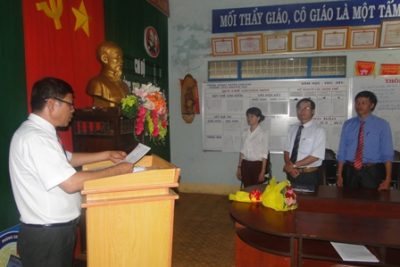 Chi bộ trường THCS Nguyễn Huệ kết nạp đảng viên mới