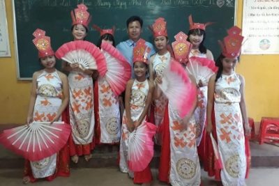 Liên đội trường THCS Nguyễn Huệ biểu diễn văn nghệ chao mừng 35 năm ngày hiến chương các nhà giáo Việt nam