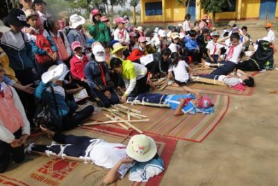 Liên đội trường THCS Nguyễn Huệ tập huấn băng bó vết thương