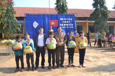 Liên đội trường THCS Nguyễn Huệ trao quà cho học sinh nghèo vượt khó