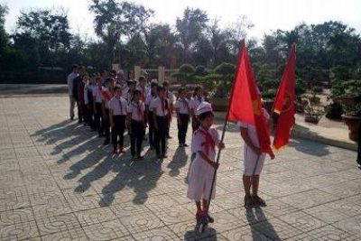 Liên đội trường THCS Nguyễn Huệ viếng Nghĩa trang liệt sĩ Huyện CưM’gar
