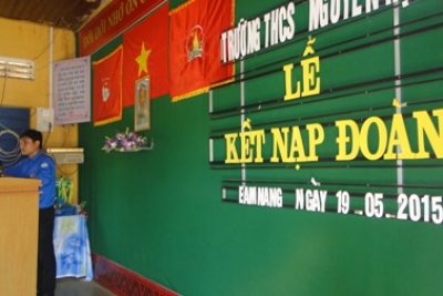 Trường THCS Nguyễn Huệ kết nap đoàn viên mới
